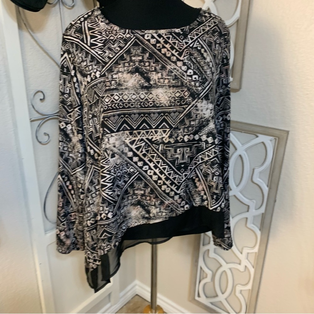 Glamour & Co blouse shirt  top, with side cut. 2X